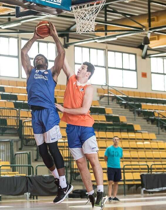 אוליבר (משמאל). הפרס הגדול // צילום: עודד קרני, מינהלת הליגה