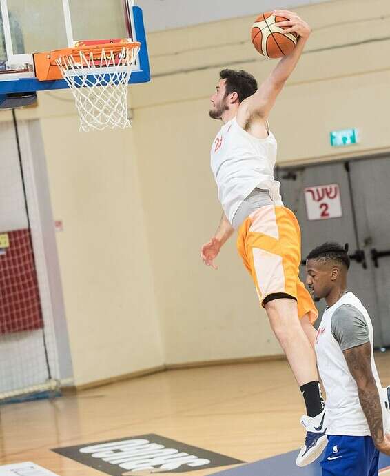 הנקינס מרחף. תגלית של אורן עמיאל // צילום: עודד קרני, מינהלת הליגה