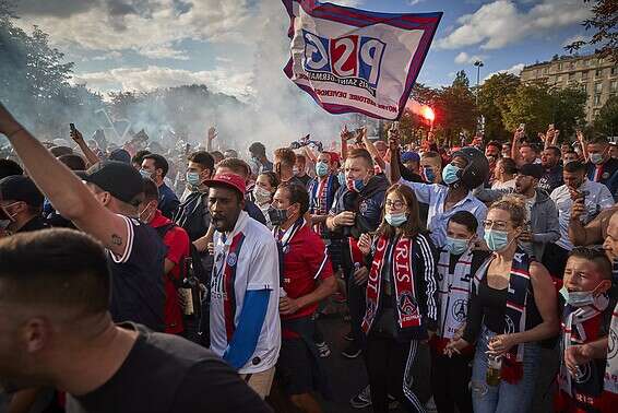 האוהדים בפריז תומכים מרחוק // צילום: Getty Images