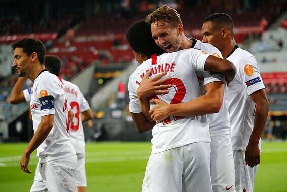 דה יונג חוגג את הראשון של סביליה // צילום: איי.פי