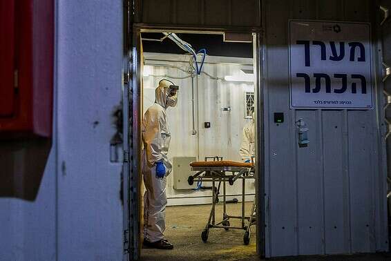 מחלקת הקורונה בבית החולים שערי צדק, בירושלים, אתמול // צילום: אורן בן חקון