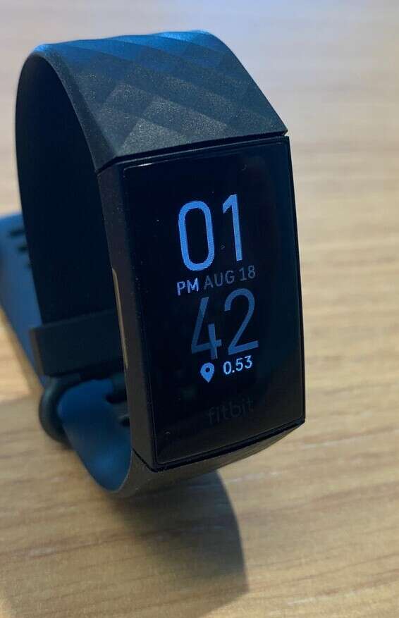 Fitbit Charge 4 // צילום: ליאור פלג