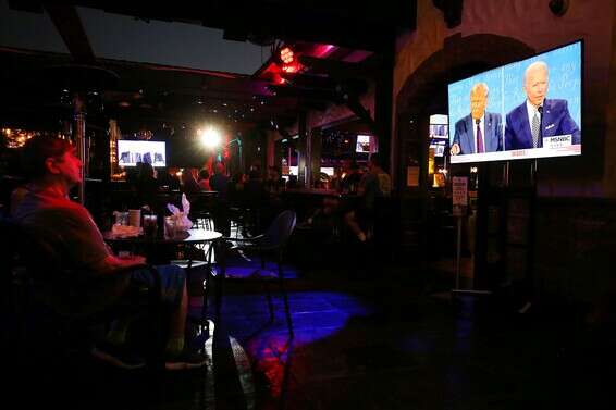 הצופים קיבלו את מבוקשם. מבלים בפאב צופים בעימות, בהוליווד, הלילה // צילום: גטי אימג'ז