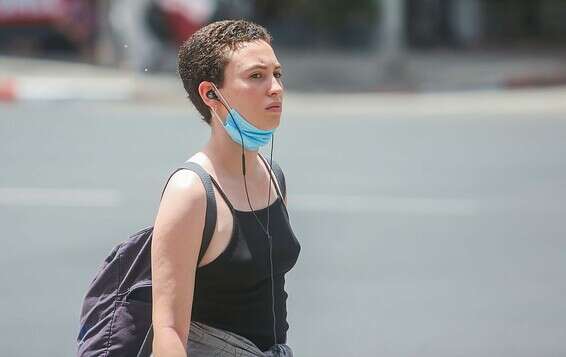 החום והלחות הכריעו את חובת המסיכות // צילום: יהושע יוסף