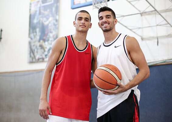 עם האח, חוף // צילום: דני מרון