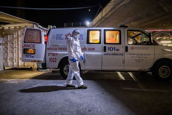חולה קורונה מוצא מאמבולנס // צילום: אורן בן חקון