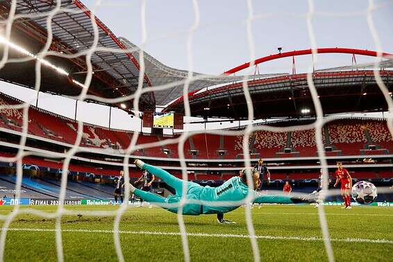 נבאס עוצר את לבנדובסקי // צילום: AFP