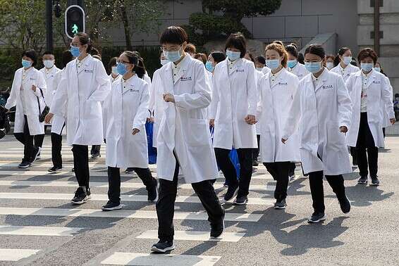 אסור לדוּר בעיר שאין בה רופא. רופאים בסין // צילום: AP