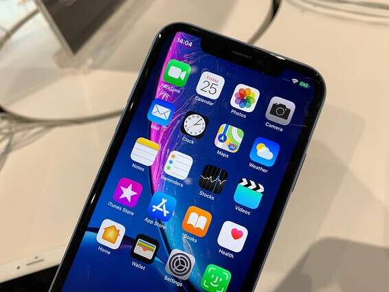 תיפרד סופית מהמגרעת? אייפון XR // צילום: ינון בן שושן