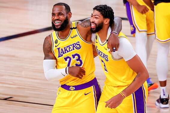 דיוויס וג'יימס. מחמאות הדדיות // צילום: EPA