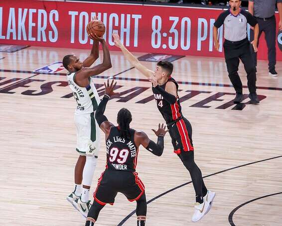 מידלטון קולע שלשה חשובה בהארכה // צילום: EPA