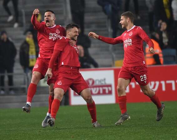 שחקני הפועל ת"א // צילום: ברני ארדוב