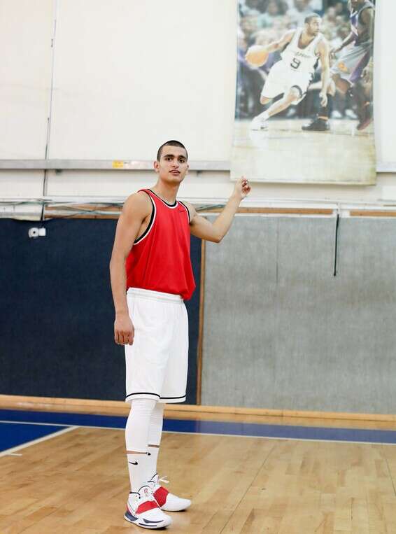 עם התמונה של טוני פארקר. "שואלים את מי אתה מזכיר" // צילום: דני מרון