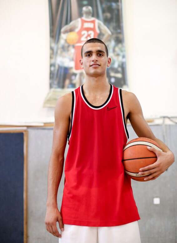 מתאמן לצד פוסטרים של ג'ורדן, לברון וטוני פארקר // צילום: דני מרון