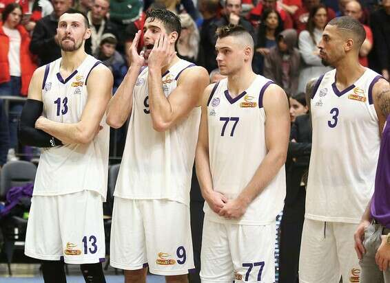 שגב (שני משמאל). שיפור משמעותי העונה // צילום: אלן שיבר