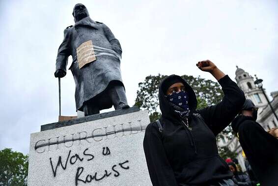 פסלו של צ'רצ'יל עם הכיתוב: "היה גזען" // צילום: רויטרס