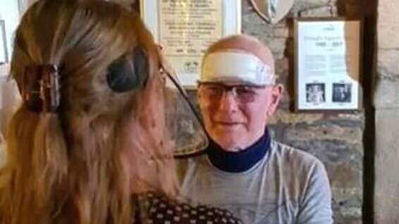 "לא דאגתי". הארווי לאחר שהתאחד עם בני משפחתו // צילום: Facebook/Tan Hill Inn