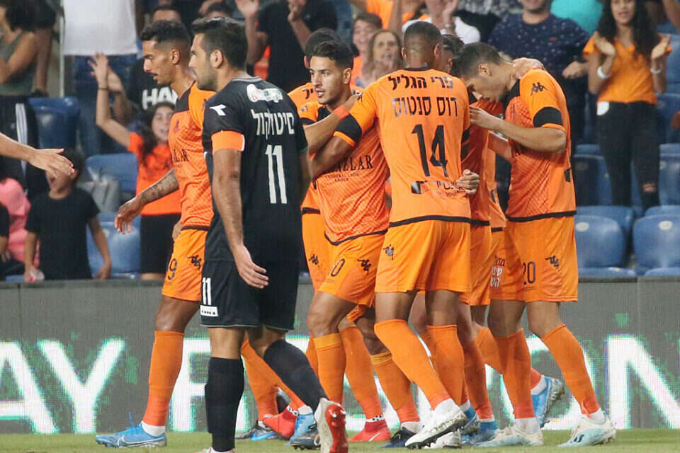 צילום: אודי ציטיאט // שחקני בני יהודה חוגגים, הערב במושבה ,