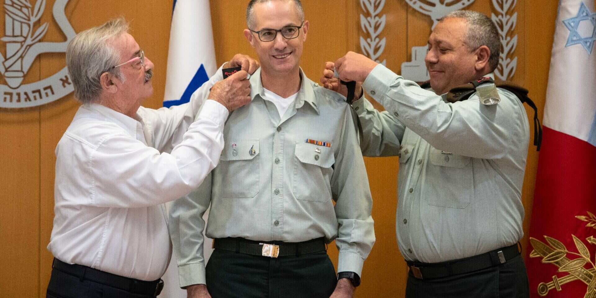 האלוף אפק מקבל את הדרגות // צילום: דובר צה"ל ,