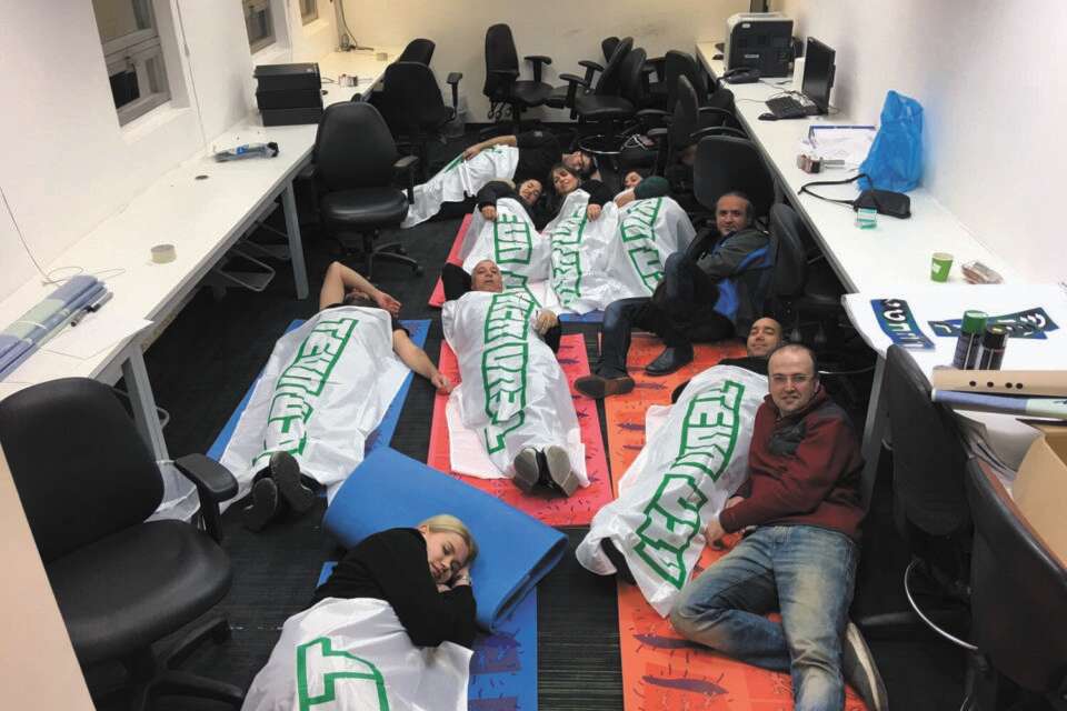 העובדים מתבצרים במפעל טבע בירושלים // צילום: דוברות ההסתדרות ,