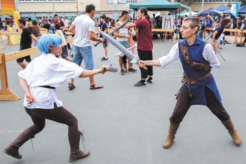 מצחצחים חרבות ב"קוזפליי" // צילום: יהושע יוסף