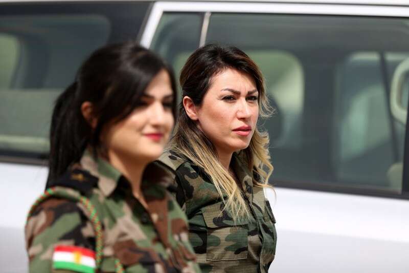 לוחמות פשמרגה כורדיות מאבטחות את משאל העם // צילום: אי.פי.איי