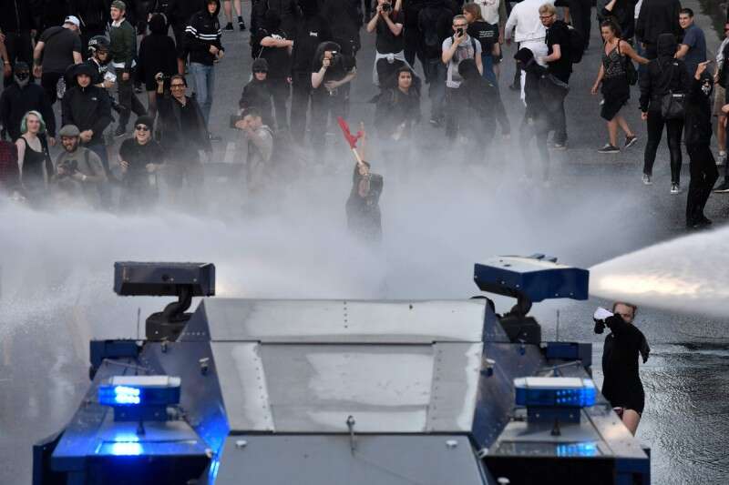 זרנוקי מים ואלימות מצד המפגינים, המבורג רמניה // צילום: איי.אף.פי