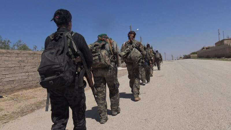 לוחמות כורדיות צועדות לחזית סמוך לא-ראקה // צילום: סוכנויות הידיעות