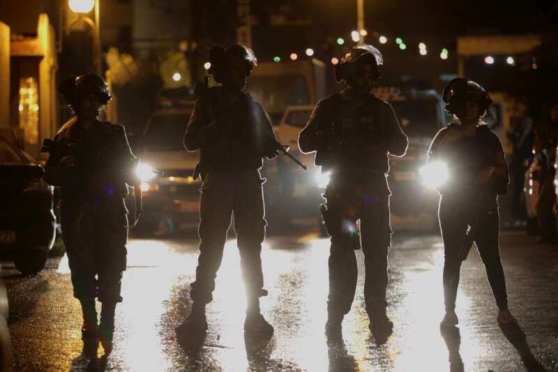 שוטרים חוסמים את הכניסה לכפר קאסם // צילום: אהרון קראהן/TPS