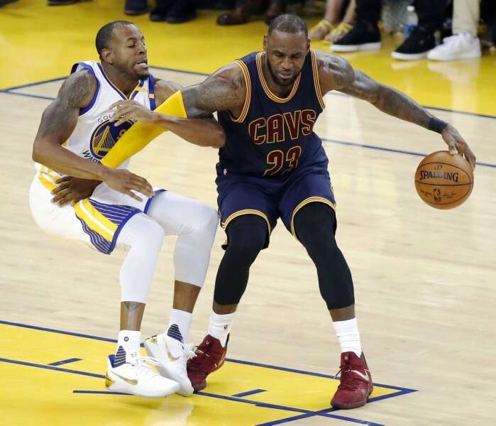 ג'יימס נשמר צמוד. צריך את חבריו לקבוצה בכדי לחזור לסדרה // צילום: אי.פי.איי