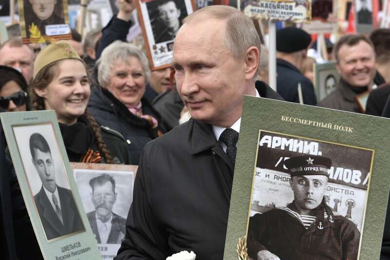 פוטין במהלך המצעד // צילום: אי.פי.איי