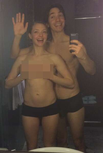 אמנדה סייפריד משתובבת עם בן הזוג, מתוך התמונות שנגנבו