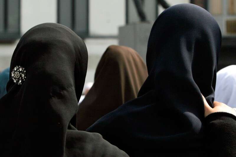 נשים מוסלמיות לבושות בכיסוי ראש באירופה // צילום: איי.פי.