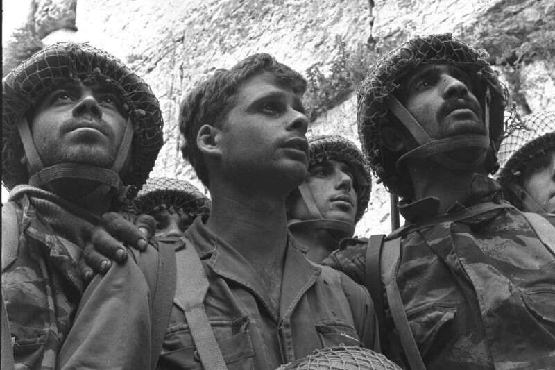 תמונת הצנחנים בכותל מיד לאחרר שחרור במלחמת ששת הימים // צילום: דוד רובינגר/לע"מ