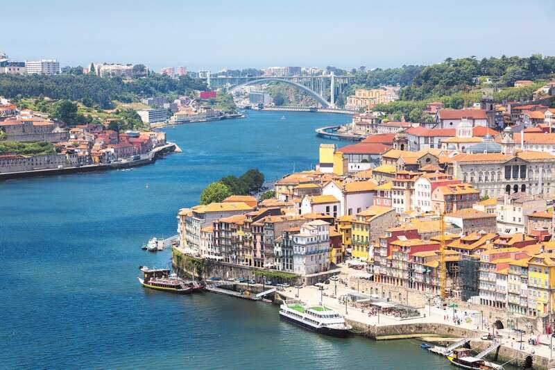 1. פורטו 2. קליארי באיטליה 3. אגם זלר, מונטנגרו 4. פארק המים "טטרה לנדיה" בברטיסלבה 5. טיימס סקוור בניו יורק 6. "המגדל הלבן" בסלוניקיצילומים: משה שי, קשרי תעופה, GettyImages