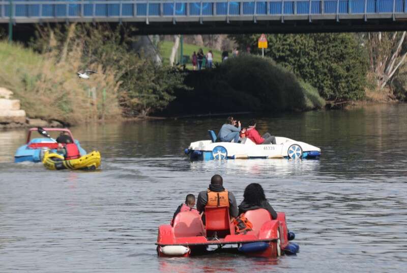 מטיילים נהנים באזור פארק הירקון ביום שבת // צילום: גדעון מרקוביץ'