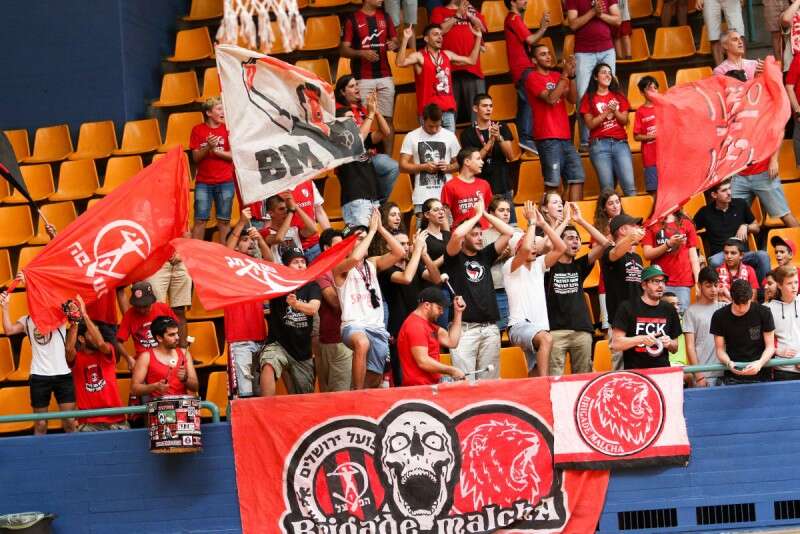 אוהדי הפועל ירושלים ביום שישי במלחה. פוצצו את האימון לקראת הסיום // צילום: גני מרון