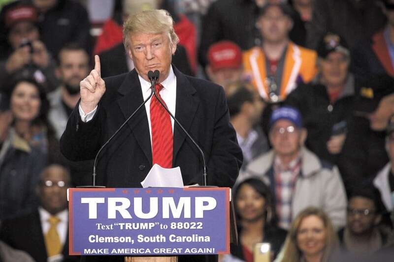 הזוכה במקום השלישי בקטגוריית "חדשות": פליט סורי מחזיק בילדה קטנה בעוד מושכים אותה אל מעבר לגבול הטורקי, גבול טורקיה-סוריה // צילום: איי.אף.פי, Bulent Kilic