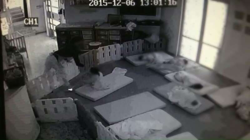 המטפלת מרימה יד על הילדה // צילום: מצלמת רשת