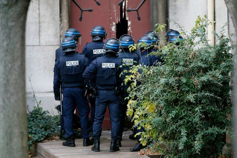 כוחות פורצים לכנסייה בה חשדו כי מסתתר פעיל טרור // צילום: אי.פי.איי