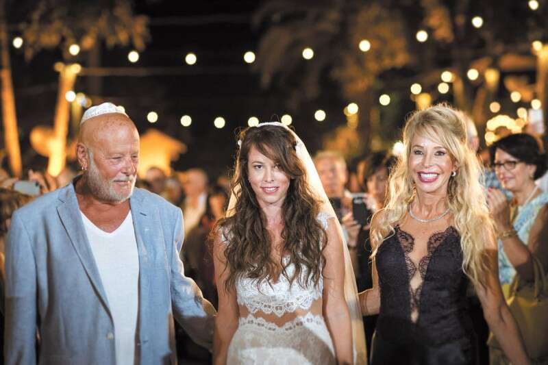 עם הגרוש, הזמר אריק סיני, בחתונת בתם לי. "משולם ואריק מסתדרים בסדר גמור" // צילום: אילן מור