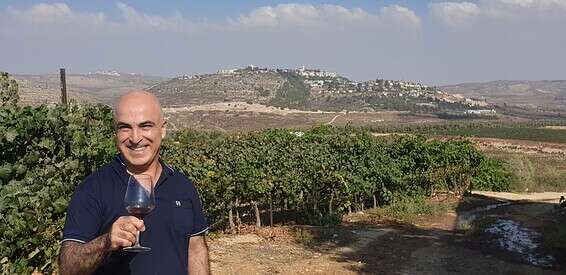 שגריר ישראל באיטליה, דרור אידר, מבקר בשנה שעבר בכרמי שילה