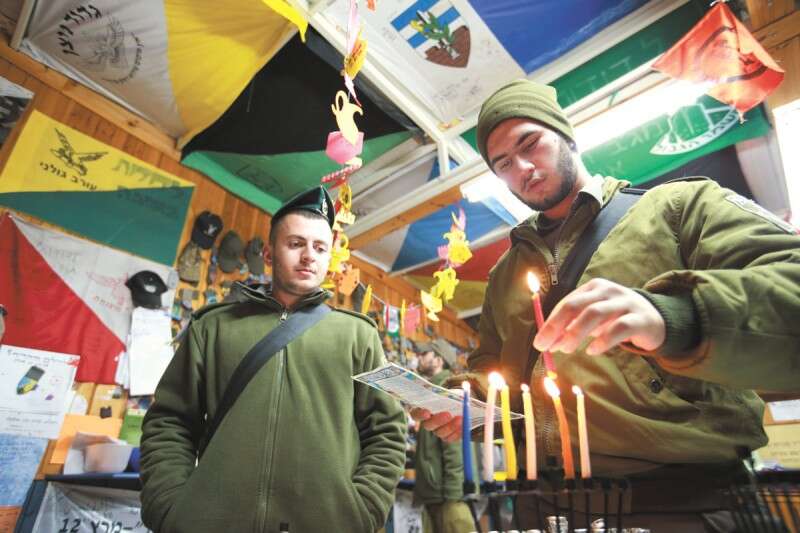 בזכות הגרעין העיקש. חיילי מג"ב מדליקים נרות חנוכה // צילום: צחי מירי