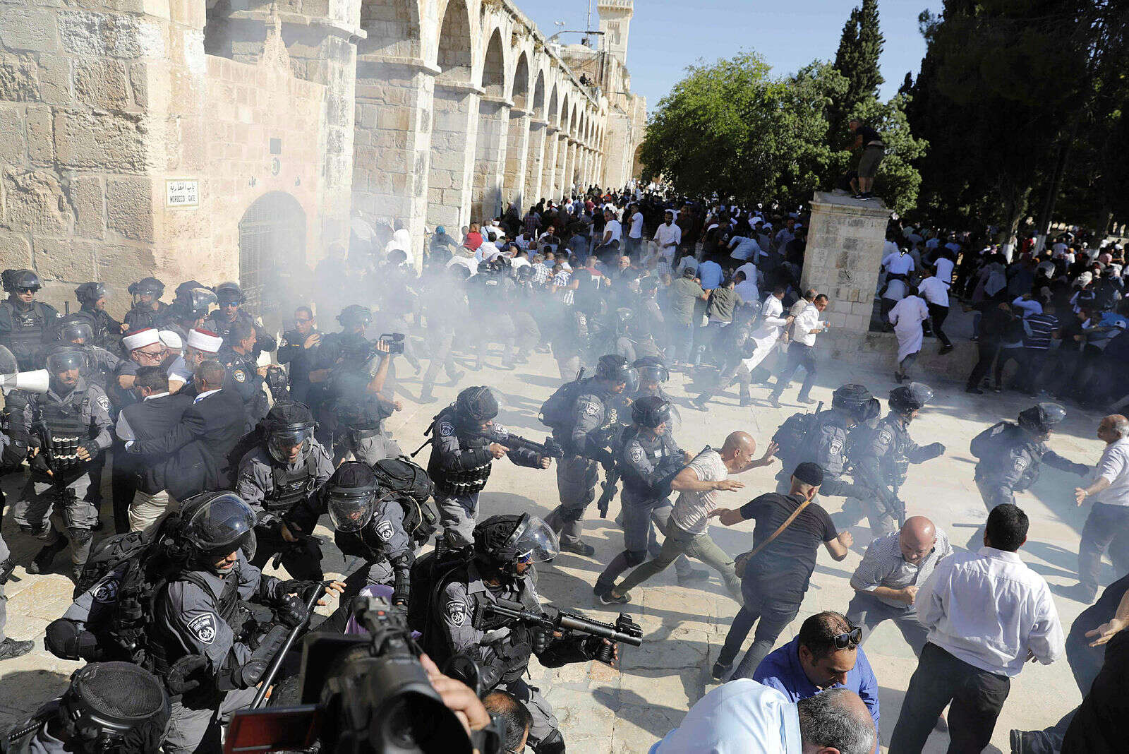 כוננות בהר הבית: עשרות מתפללים התפרעו במקום; המשטרה פיזרה אותם | ישראל היום