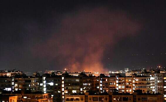 De la fumée monte de la ville de Damas après une attaque israélienne contre la Syrie en juillet