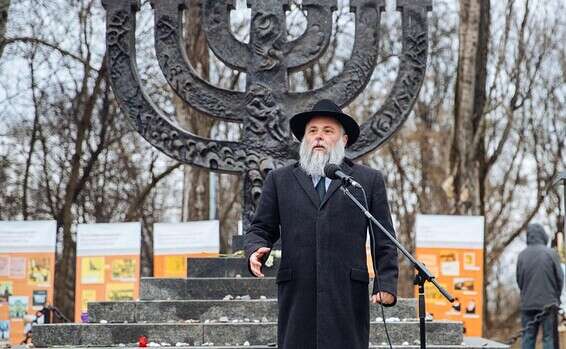 הרב הראשי של אוקראינה, יונתן בנימין מרקוביץ', בבאבי יאר // צילום: Oli Zitzch 