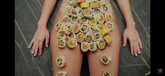 "Seulement" des sushis sur son corps // Photo: Extrait du clip