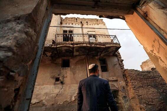 ראנג' עבד-אל-רחמן כהן עומד מחוץ לשרידי בית כנסת היהודי החרב בארביל // צילום: גטי אימג'יס