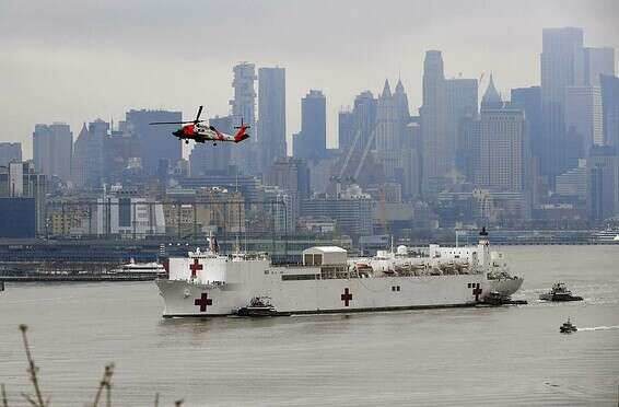 אוניית הרפואה USNS Comfort מגיעה לניו יורק // צילום: אי.אף.פי