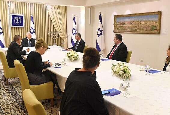 Le président consulte les membres du Likud après l'élection // Photo: Mark Neiman, GPO